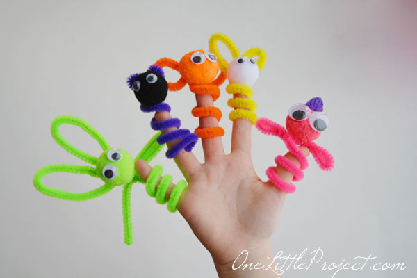 Limpador de cachimbo fantoches de dedo.  Estes são super fáceis de montar e fazer um divertido fim de semana ofício para as crianças!