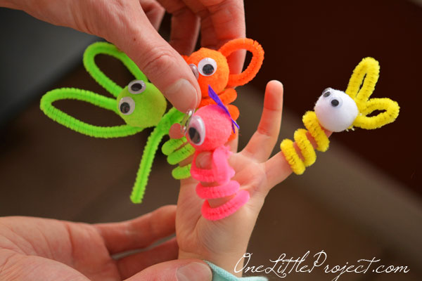 Limpador de cachimbo fantoches de dedo.  Estes são super fáceis de montar e fazer um divertido fim de semana ofício para as crianças!