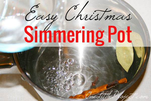 Make that Christmas baking smell with this easy simmering pot recipe.  It will keep your home smelling AMAZING for hours. 