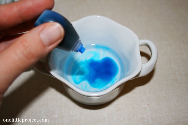 dropping blue food colouring into vinega