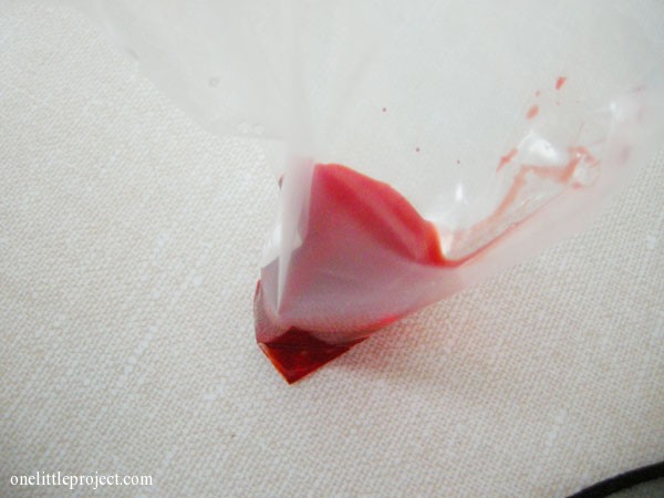 1 tsp vinegar and 20 drops of food colouring in a ziplock bag