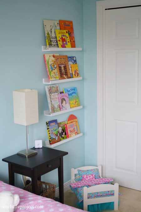 Alternative to a book shelf - Display with a wall of books