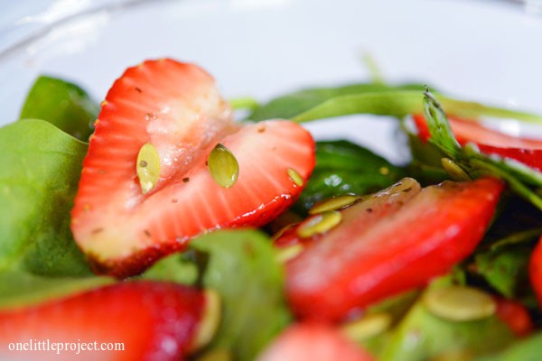 Strawberry spinach salad, a quick and easy summer salad recipe