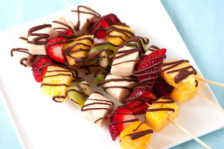 Chocolate-Drizzled-Fruit-Kabobs