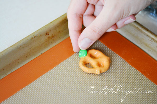 These chocolate covered pumpkin pretzels are adorable! And it helps that they are really easy to make too!
