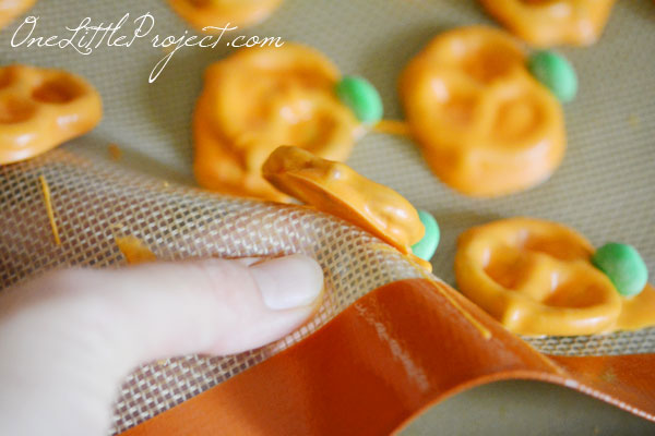These chocolate covered pumpkin pretzels are adorable!  And it helps that they are really easy to make too!