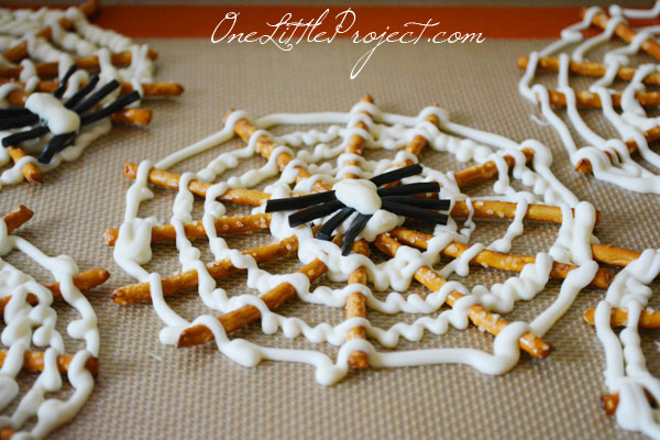 These Halloween pretzel spider webs are so cute! These have to be the coolest Halloween snack ever! Plus pretzels and chocolate are delicious!