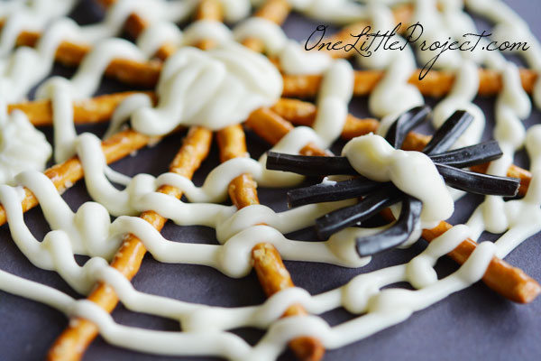 These Halloween pretzel spider webs are so cute! These have to be the coolest Halloween snack ever! Plus pretzels and chocolate are delicious!