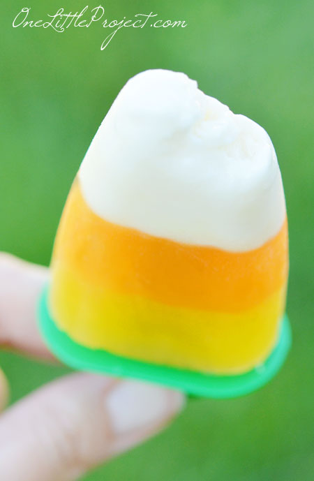 How to make candy corn popsicles. These are a great Halloween snack with the added bonus of being super healthy!