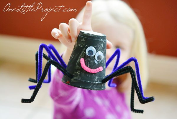 These styrofoam cup spiders are so easy for kids to make!  Such a cute halloween craft idea!