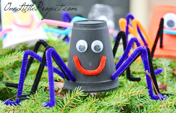 These styrofoam cup spiders are so easy for kids to make!  Such a cute halloween craft idea!