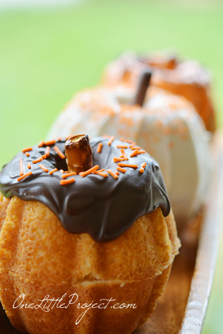 A tutorial with tons of photos, tips and directions for how to make mini bundt cake pumpkins. So adorable for an autumn party!