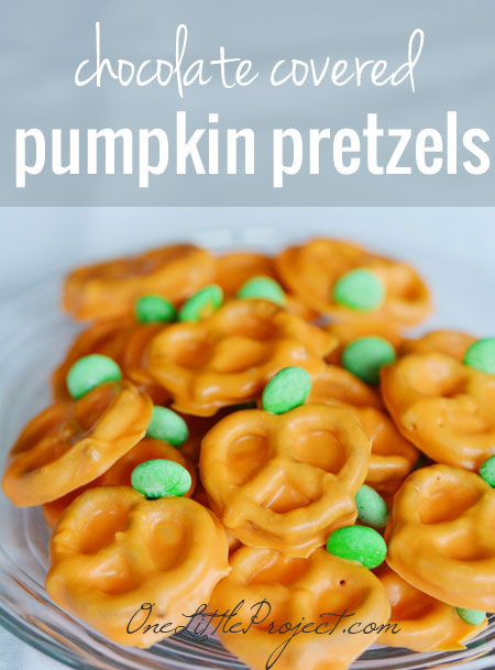 These chocolate covered pumpkin pretzels are adorable!  And it helps that they are really easy to make too!