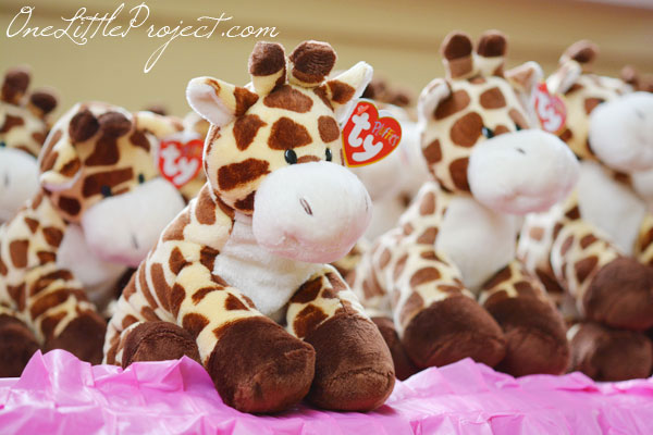 Giraffe Birthday Party Theme - Another adorable birthday party idea. These cakes are so cute!