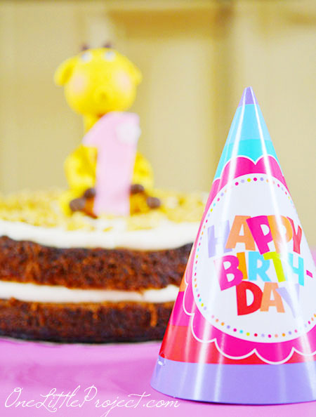 Giraffe Birthday Party Theme - Another adorable birthday party idea. These cakes are so cute!