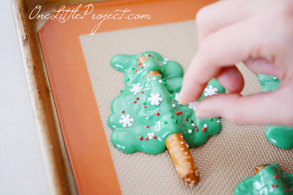 These chocolate pretzel Christmas trees are so cute, and the best part is that they take less than half an hour to make! 