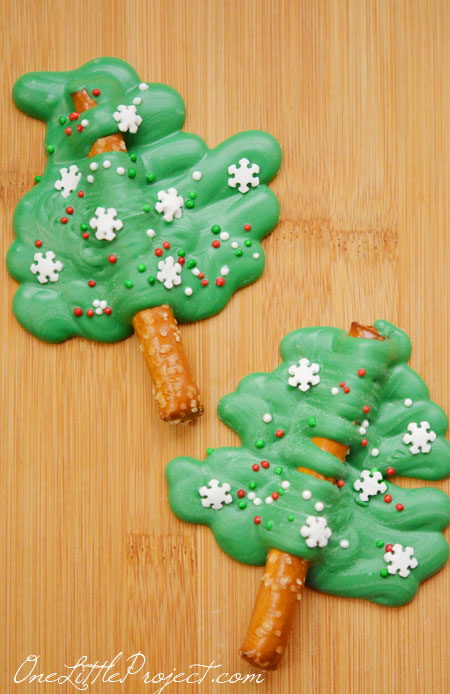 These chocolate pretzel Christmas trees are so cute, and the best part is that they take less than half an hour to make! 