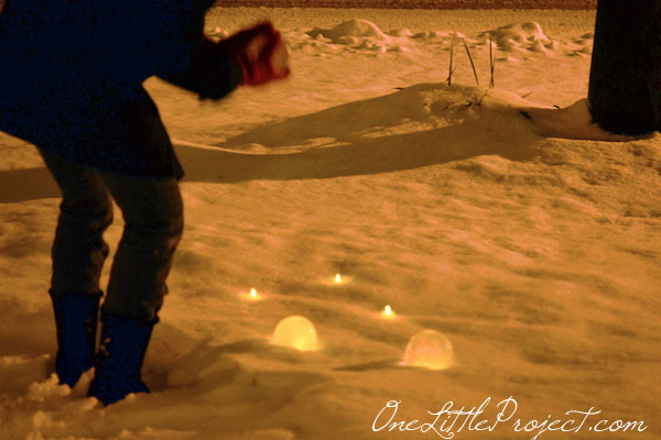 Ice Lanterns: How to make your own ice luminaries from balloons. A great activity for this cold and dark weather!