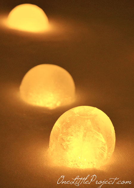 Ice Lanterns: How to make your own ice luminaries from balloons. A great activity for this cold and dark weather!
