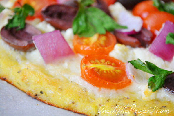This recipe for cauliflower pizza crust tastes amazing! You can even pick it up like a regular pizza slice.