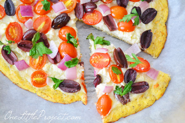 This recipe for cauliflower pizza crust tastes amazing! You can even pick it up like a regular pizza slice.