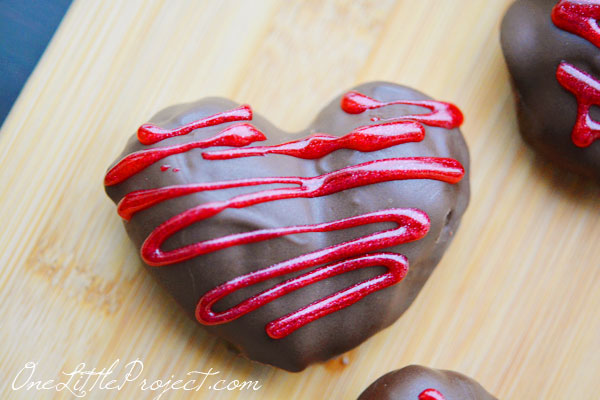 These chocolate covered strawberry hearts are such an adorable idea for a Valentine's day treat! 