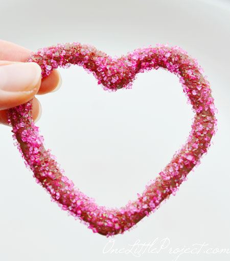 Chocolate Heart Outlines - about 20 minutes to make and 15 minutes to harden. What a perfect sweet treat to show some love!