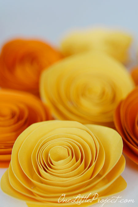 How to make paper flowers - These rolled paper flowers are super easy and surprisingly fun to make!