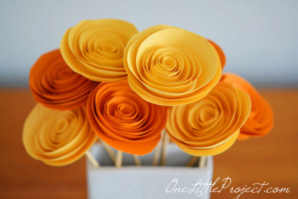 How to make paper flowers - These rolled paper flowers are super easy and surprisingly fun to make!