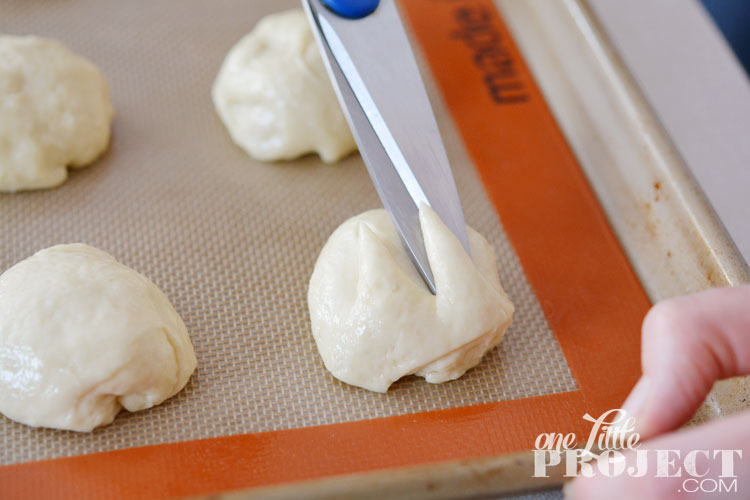 Make your own easy bunny buns! All you need is a good dough recipe and a pair of scissors!