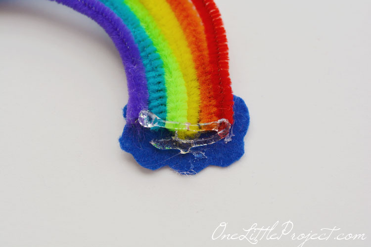 Rainbow magnets - an easy craft to do with your kids! They are cute and cheerful and a great way to welcome spring!
