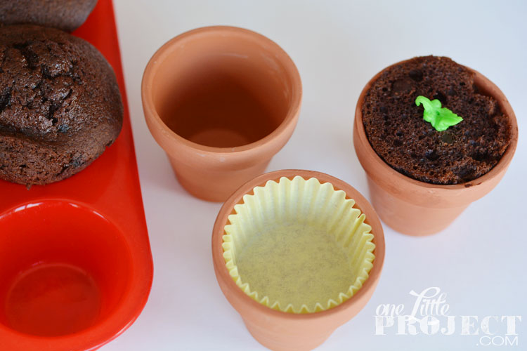 These spring time budding cupcakes are so easy to make!  And they are such a fun and festive way to celebrate spring!
