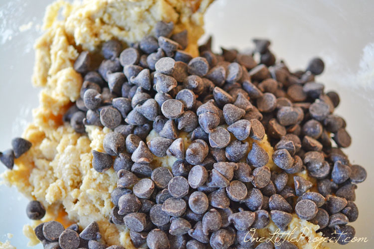 Eggless Cookie Dough - This recipe for edible, safe to eat cookie dough is AMAZING! I could have eaten the whole bowl.