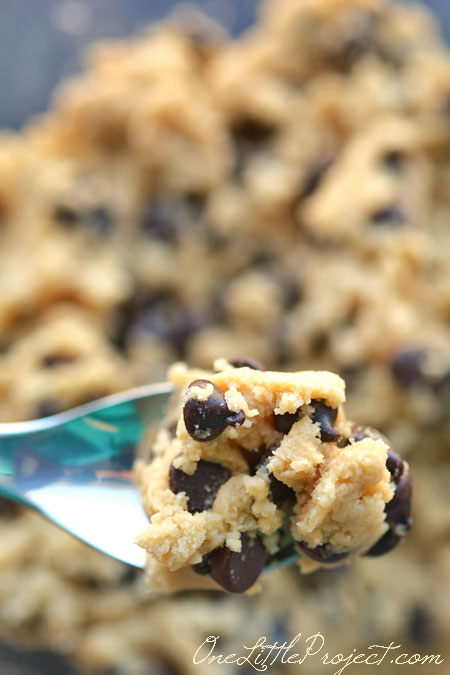 Eggless Cookie Dough - This recipe for edible, safe to eat cookie dough is AMAZING! I could have eaten the whole bowl.
