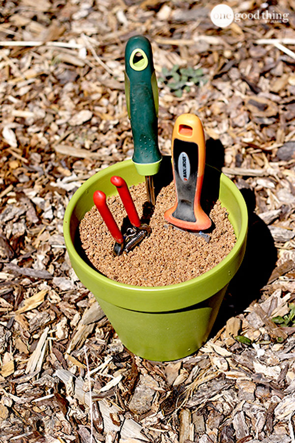 17 Clever Hacks for Your Vegetable Garden - Make your own self cleaning/sharpening storage pot for your gardening tools