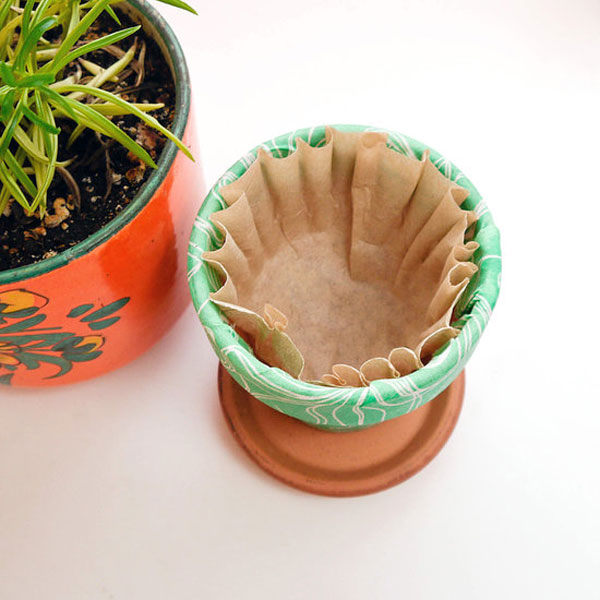 17 Clever Hacks for Your Vegetable Garden - Put a Coffee Filter at the Bottom of your Pots to Prevent all the Water from Draining Out