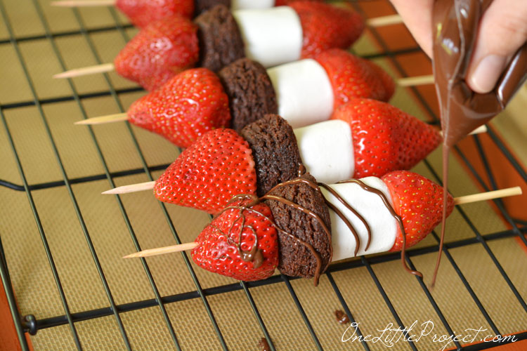These strawberry brownie skewers are a GREAT single serving dessert! Make them for a summer barbecue or picnic, or even just as an easy weeknight dessert!