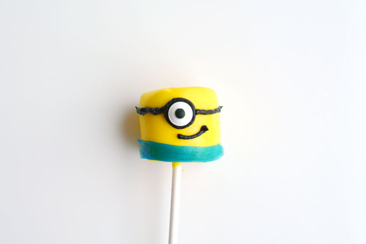 Minion Marshmallow Pops - These minion marshmallows are easy to make and they look SO CUTE!