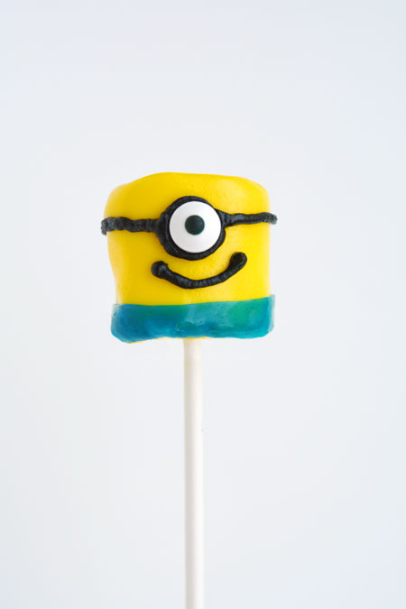 Minion Marshmallow Pops - These minion marshmallows are easy to make and they look SO CUTE!