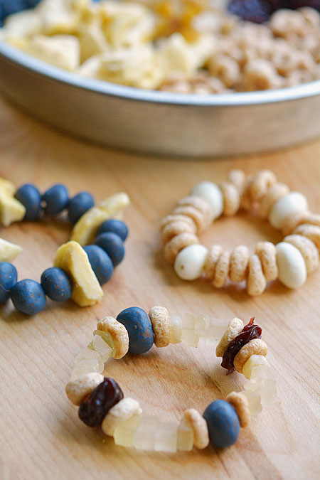 These healthy candy bracelets are such a SIMPLE craft for kids! Collect a fun assortment of dried goods and let them create their own edible jewellery!