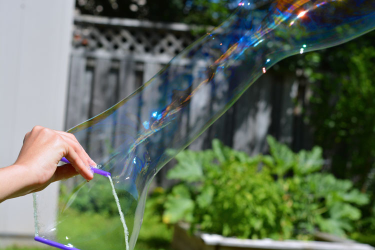 How to make Big Bubbles - This recipe for big bubbles is so much fun! And it uses simple ingredients that you probably already have at home!