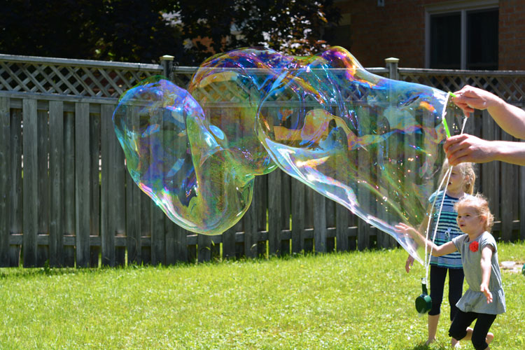 How to make Big Bubbles - This recipe for big bubbles is so much fun! And it uses simple ingredients that you probably already have at home!