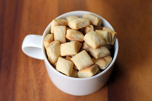 30+ Foods You Can Make Yourself - DIY Oyster Crackers