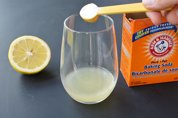 This fizzing lemonade is a great experiment to teach kids about chemical reactions. Teach them about acids and bases AND make your own carbonated drinks!