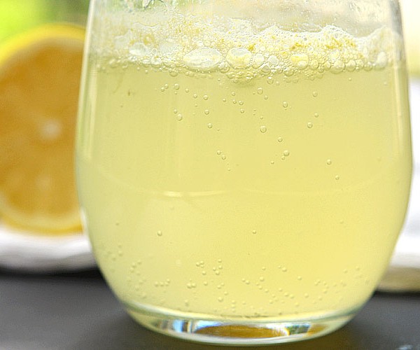 How to Make Fizzing Lemonade