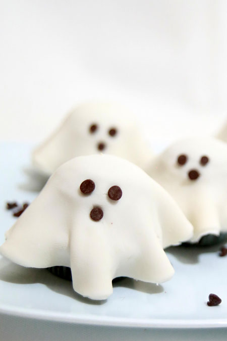 These fondant ghost cupcakes are so easy and make an ADORABLE Halloween treat! Use premade fondant to put them together in a snap! The kids will love them!