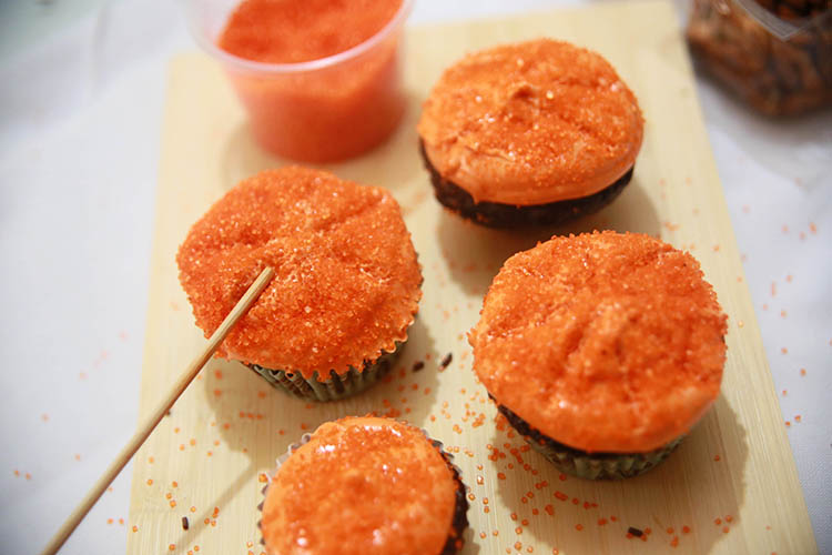 This method of decorating pumpkin cupcakes is SO EASY! These are simple and totally doable for beginners!