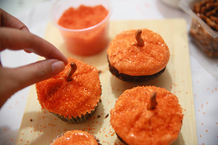 This method of decorating pumpkin cupcakes is SO EASY! These are simple and totally doable for beginners!