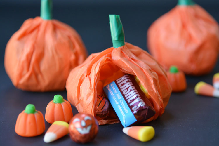 These tissue paper pumpkin favours are a great treat to send to school on Halloween or they make super cute party favours! Use them for any fall occasion!