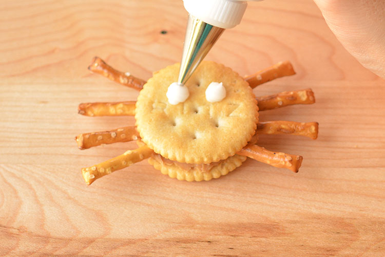 These Ritz spider crackers are so easy! They don't take any more time to make than a sandwich, but they are SO CUTE!